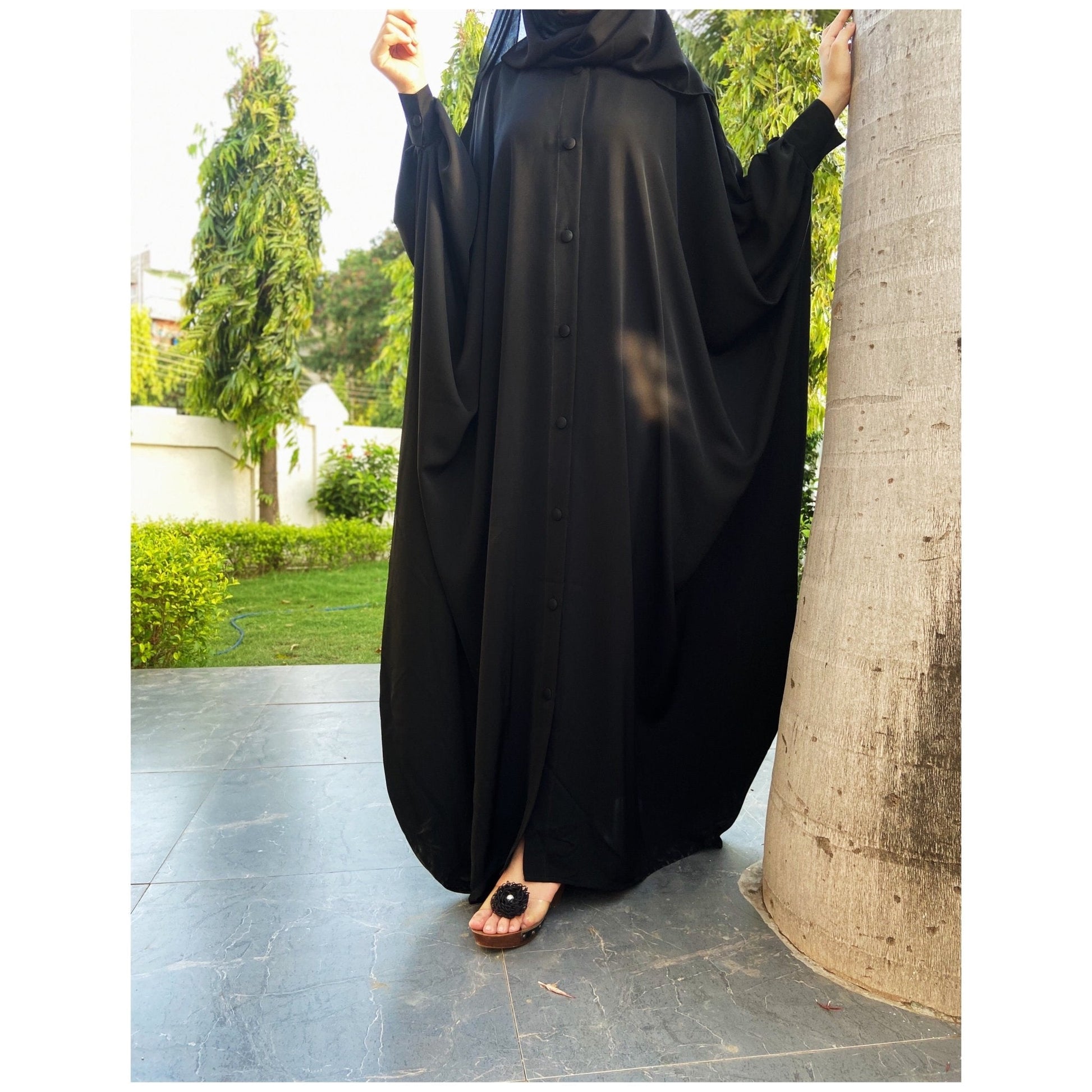 Buttoned Cuff Sleeves Bisht - The Abaya Store