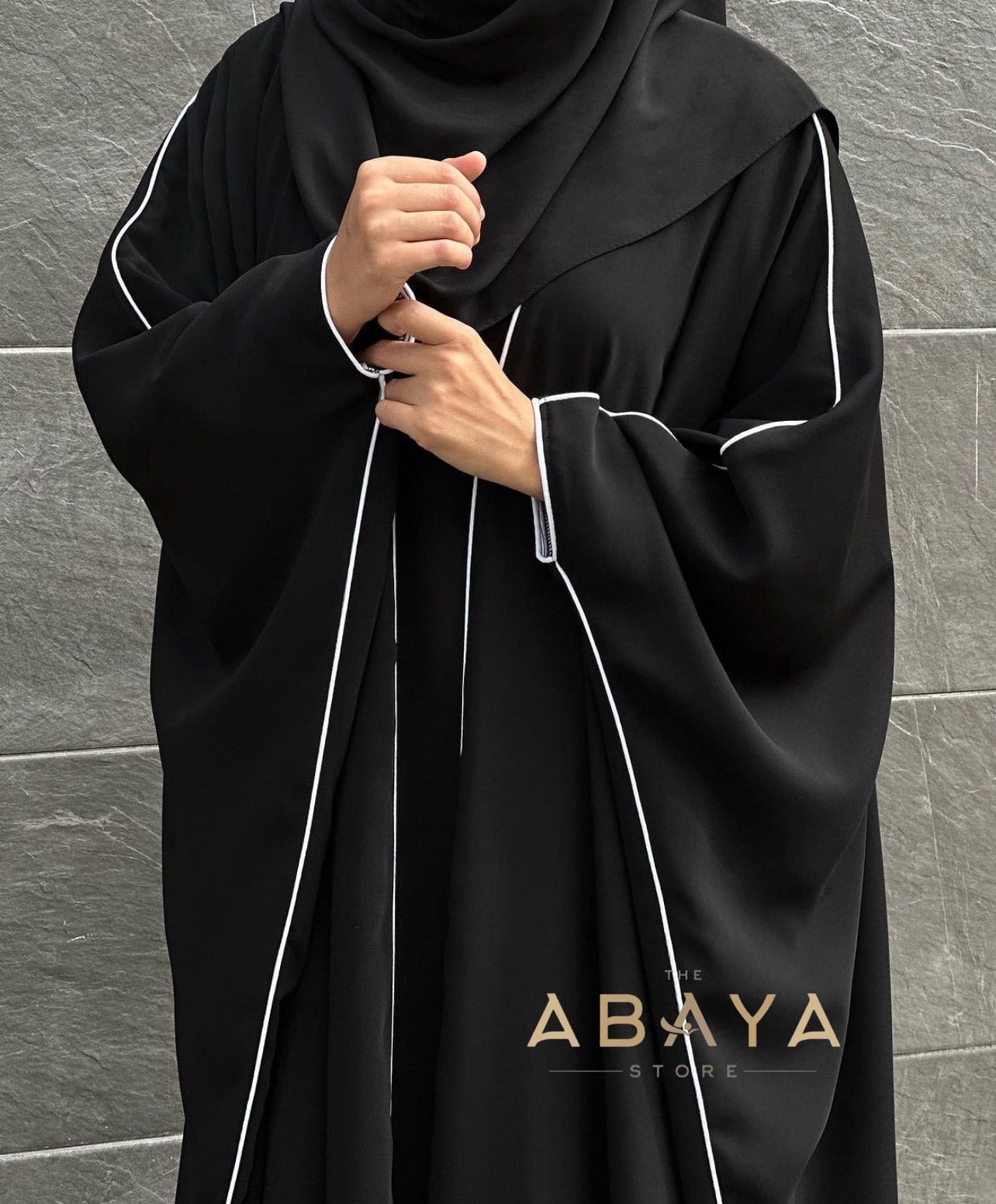 Delicate Piping Buttoned Bisht - The Abaya Store