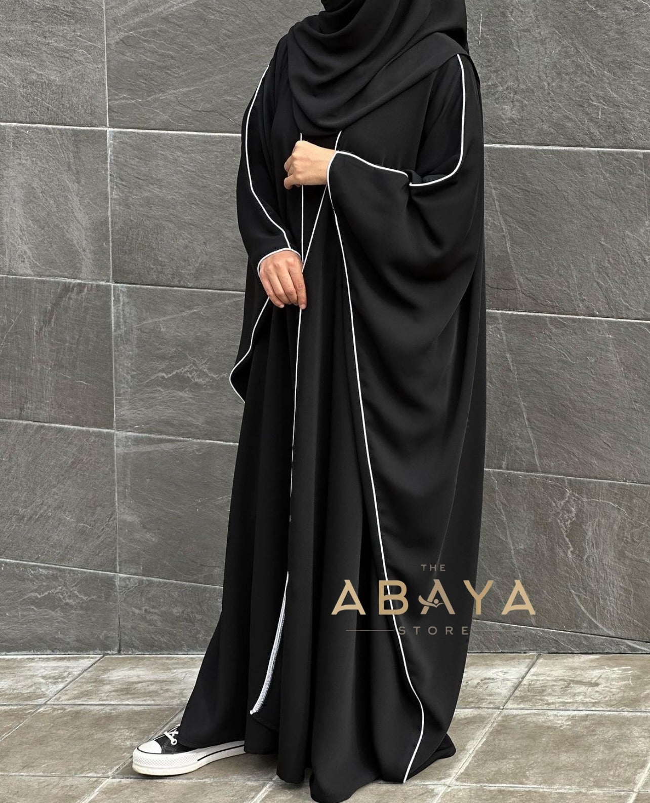 Delicate Piping Buttoned Bisht - The Abaya Store