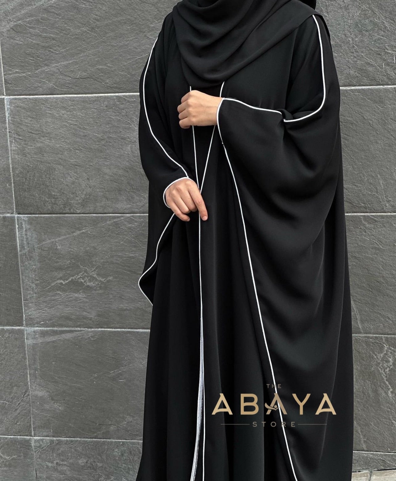 Delicate Piping Buttoned Bisht - The Abaya Store