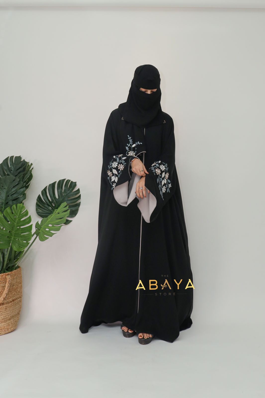 Fakhia Semi Bisht Abaya